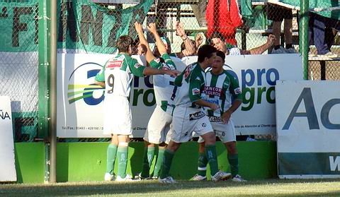 Todos los abrazos para Salteño que acaba de convertir el tanto de la igualdad.