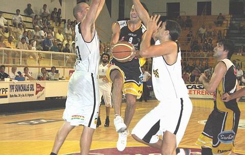 Libertad no pudo cerrar el juego a su favor (Foto: Fernando Melchiori).