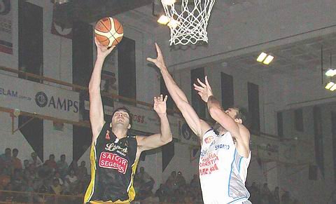 Zilli busca el aro. El interno aurinegro jugó un buen partido.