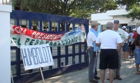 Los productores aguardan por ser recibidos.