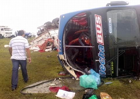 El micro involucrado en el accidente (Foto: Gentileza Radio Belgrano).
