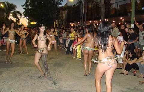 Las chicas de Mangueira, a pleno baile en la avenida céntrica.