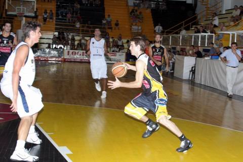 Saglietti en acción, aportó 16 puntos para los Tigres (Fernando Melchiori).