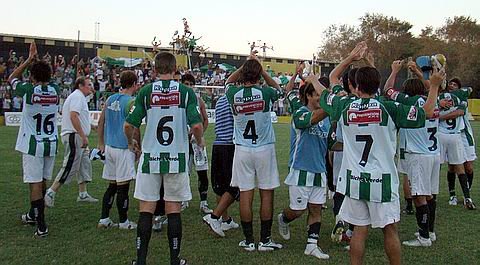 Palmas en alto. Los jugadores reconocieron el apoyo de sus hinchas.