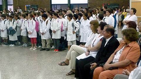El intendente junto a la secretaria y autoridades de la escuela, en el acto de hoy por la mañana (Foto: Prensa municipalidad).