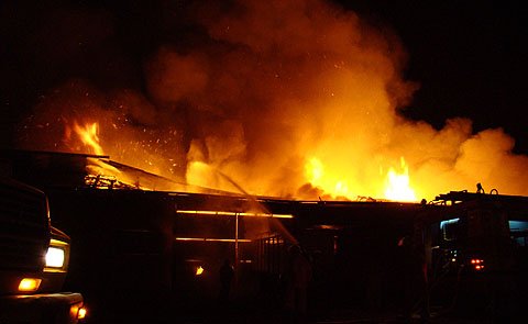 La imagen refleja cómo se atacaba el fuego desde la playa de estacionamiento de Tito´s.