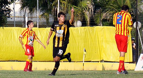 Torres festeja el primer tanto, apertura de la victoria.