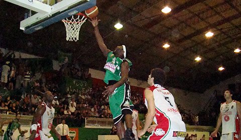 Con 16 puntos, Mc Farlan fue el goleador albiverde.