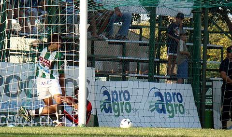 Real terminó de empujar el remate de Cortés, como para que no queden dudas.