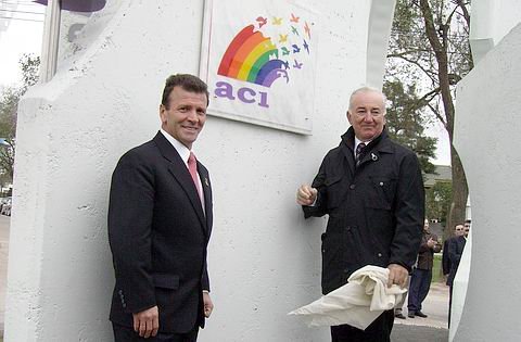 Ivano Barberini, en su paso por la ciudad, inaugurando la alegoría al Cooperativismo (Archivo).
