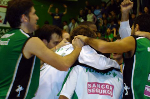 Todo se abrazan. Terminó el partido y Unión es finalista.