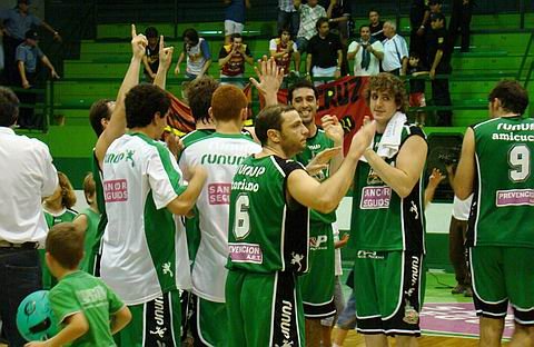 Los jugadores, anoche, al terminar el partido.
