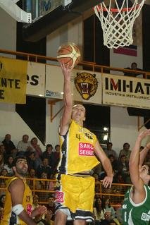 Alba, cuando vestía la camiseta de Libertad (Archivo).
