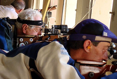 Dos de los tiradores en plena competencia.