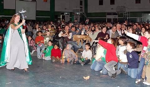 Yamila Majluf, con la copa obtenida por ascender (Foto: Prensa Unión).