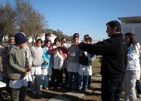 Un momento de la visita realizada (Foto: Gentileza escuela Nº1212).