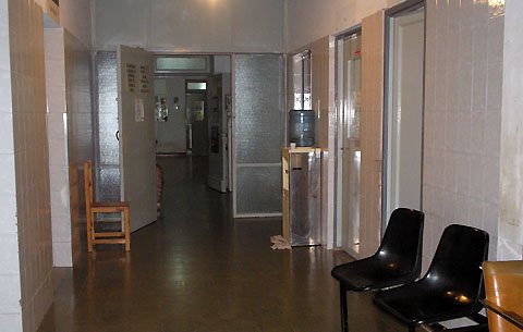 Los desiertos pasillos del hospital, se llenan de pacientes en las mañanas.