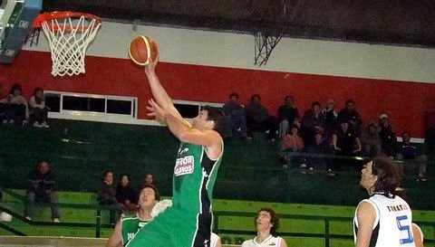 Storani aportó entrega y experiencia. También protagonizó una imponente volcada.