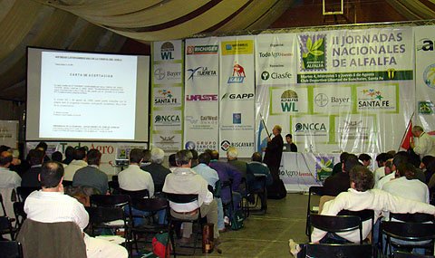 Las disertaciones fueron seguidas por decenas de asistentes.