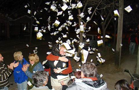 Lamberti es recibido en su partido, con una lluvia de papeles (Foto: María José Beccaria).