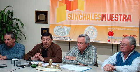 Los responsables de la organización, en la presentación de anoche.