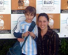 Alessandro junto a Marcela, en Gualeguaychú (Foto: Gentileza Marcela Colautti).