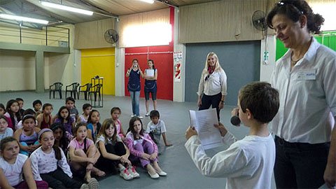 Los niños, reunidos, exponiendo sus ideas (Foto: Prensa municipalidad).