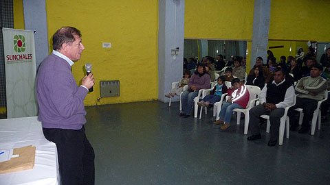 El momento de la entrega de los créditos (Foto: Prensa municipalidad).