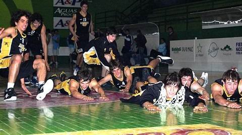 Festejo liberado para los jugadores aurinegros (Foto: sunchalesbasket).