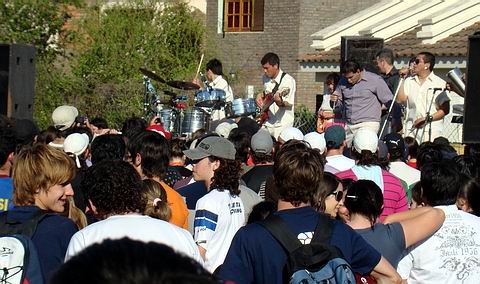 Grupo Cali en plena actuación a media tarde de hoy.