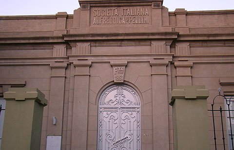 La portada de la entidad, con la faja de clausura.