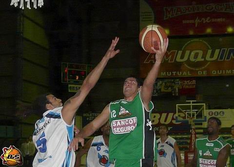 Enzo Ruiz, una de las figuras del equipo, atacando el canasto (Foto: Basquetdesantiago).