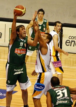 Osella lanza sobre la marca de Wolkowyski. Por momentos la defensa de Libertad fue muy blanda. (Foto: Diego Rosso)