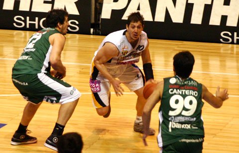 Pelussi encara entre la marca de Romero y Cantero. Fue el goleador con 18 puntos. (Foto: Diego Rosso)