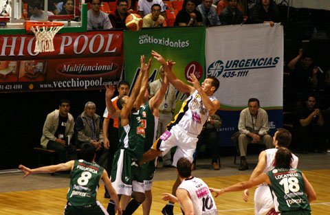 Wolkowyski intenta convertir incómodo sobre la defensa Griega. (Foto: Diego Rosso)