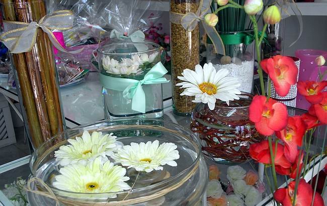 Flores, regalos y presentes para mamá en su día. Regalos varios, bijouterie y plantas, en Natural.