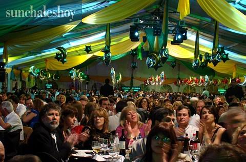 La imagen muestra solamente el detalle de una de las tres grandes carpas montadas.