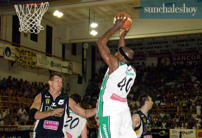 Duelo de internos: Williams enfrenta a Wolkowisky, en una jugada que terminará con la volcada del foráneo.