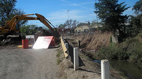 En la imagen, se aprecia la demolición del anterior paso, ahora ya inexistente.
