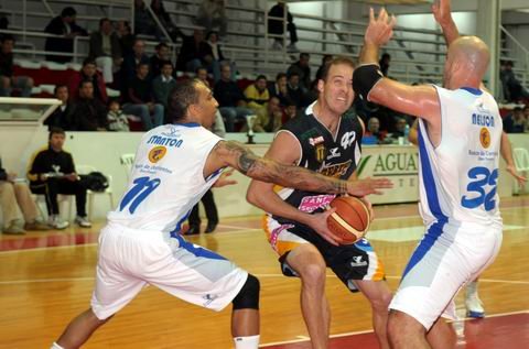 Field debió salir por acumulación de faltas pero tuvo un buen rendimiento (Foto: Ricardo Santellán - Para: Diario El Argentino).