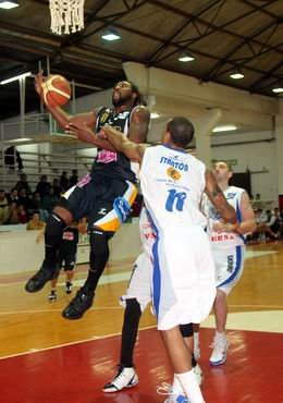 Cleotis Brown también va encontrando su rendimiento (Foto: Ricardo Santellán - Para: Diario El Argentino).