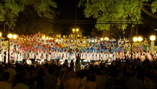 Las decenas de alumnos tuvieron a la plaza Libertad de telón de fondo.