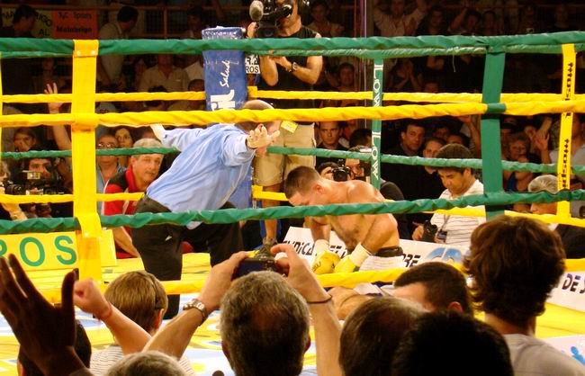 No va más le dice a González el árbitro nicaragüense Enrique Portocarrero.