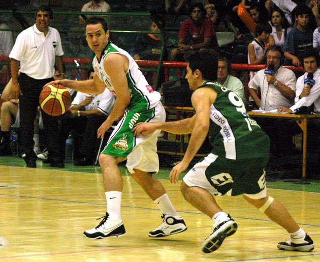 Martín arma la jugada marcado por Ferrini. (Foto: Diego Rosso)