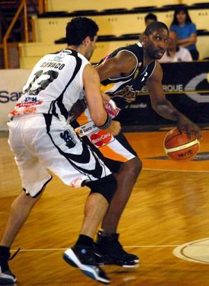 El foráneo arrancó como titular, ante la reserva de Cleotis Brown (Foto: Alejandro Martino).