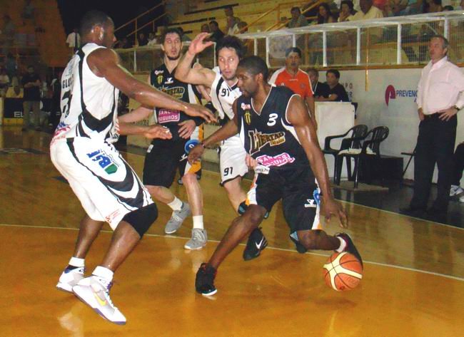 El foráneo mostró un buen nivel y aportó sus importantes puntos.