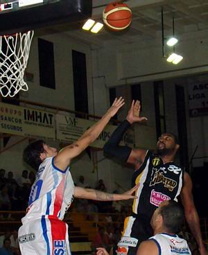 Brown intenta encestar desde media distancia.