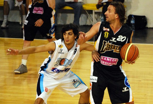 El Sepo sigue conduciendo los hilos de las ofensivas aurinegras. Ginóbili aportó juego y puntos (Foto: Alejandro Martino).
