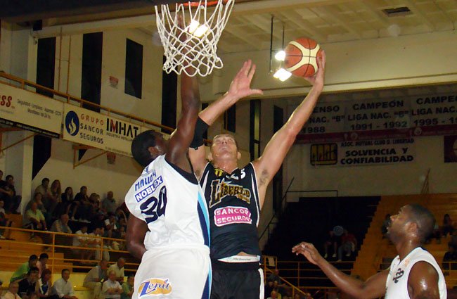 Lib_Sionista_031109_650 El Colo fue el goleador de la noche con 22 conversiones.