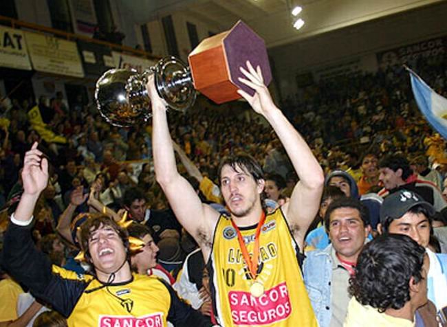 Recuerdos felices, de la última obtención de la Sudamericana. Pelussi, uno que ya sabe lo que es festejar este título (Archivo).